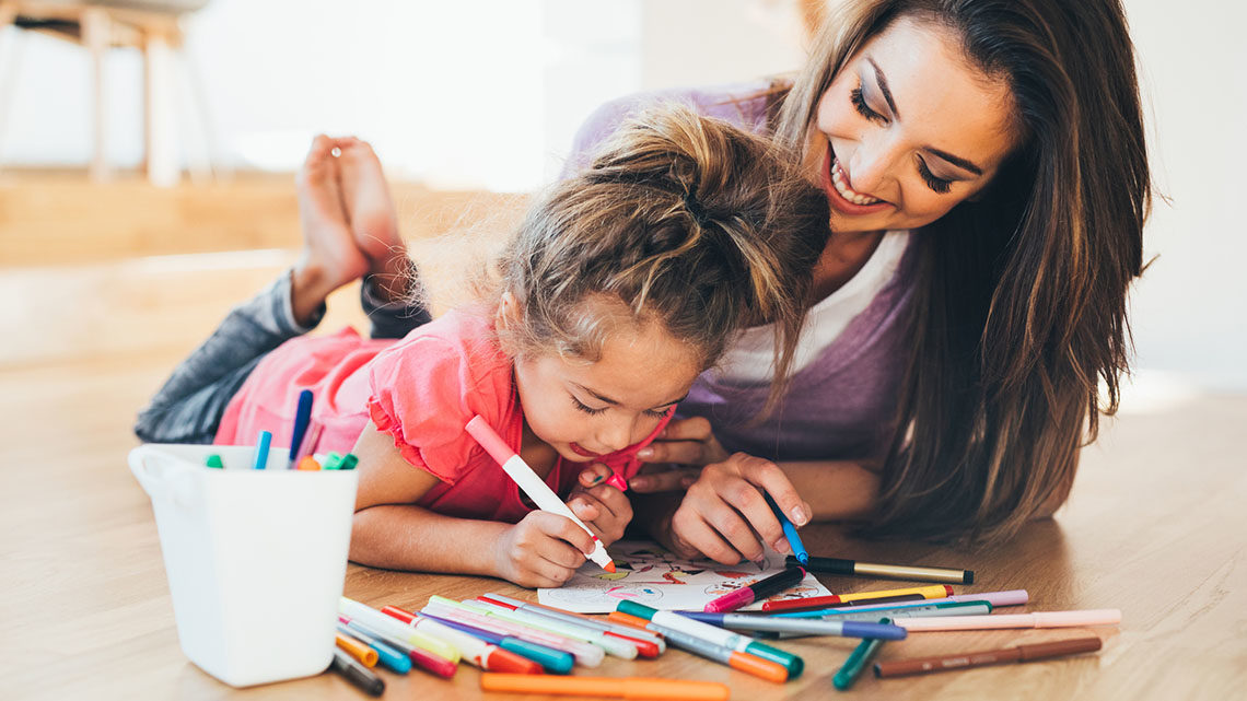 Mère et fille qui dessinent