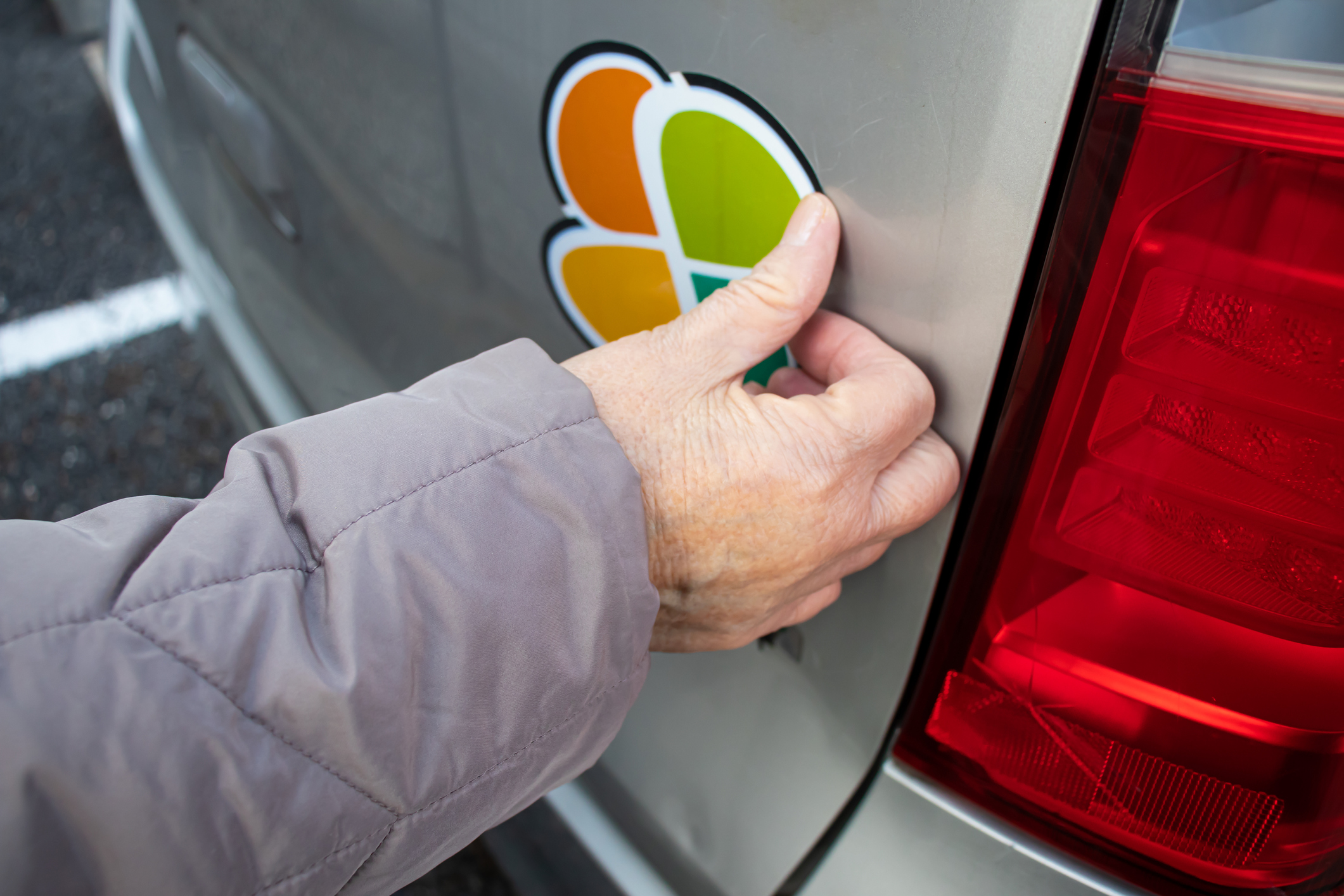 5 Ways to Remove Stickers & Decals From Car Windows GOOD HANDS Blog