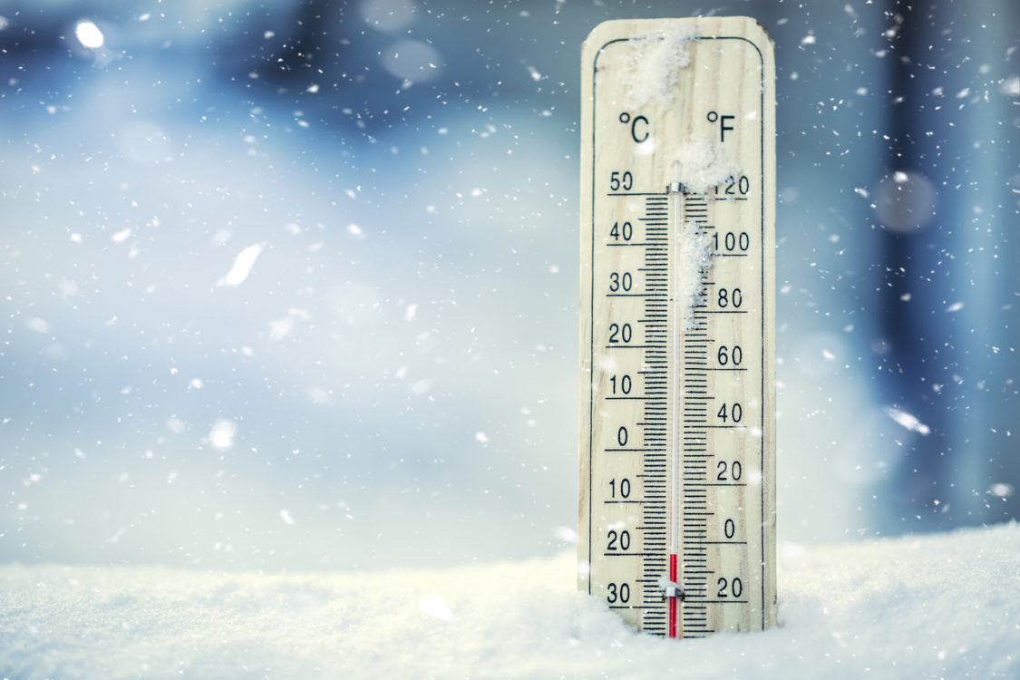 Le thermomètre sur la neige indique des températures basses sous zéro