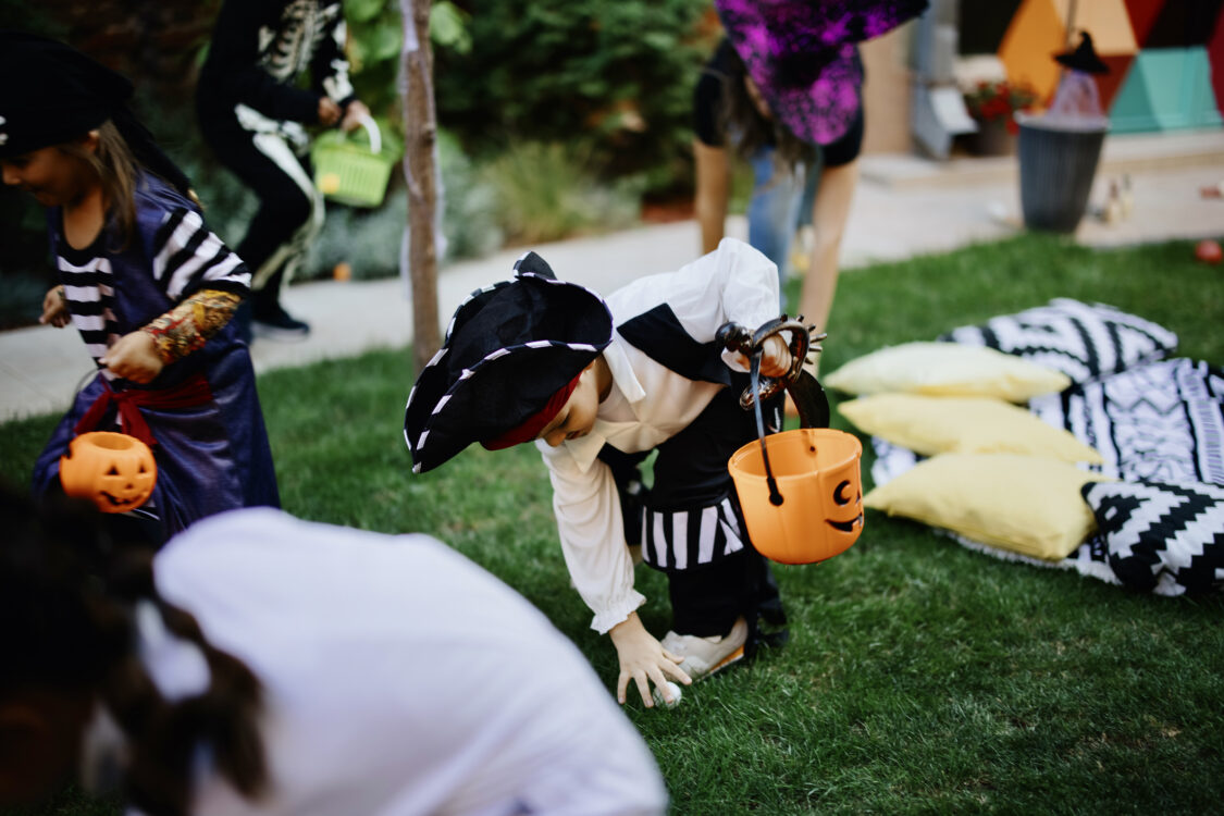 enfants participant à une chasse au trésor d'Halloween