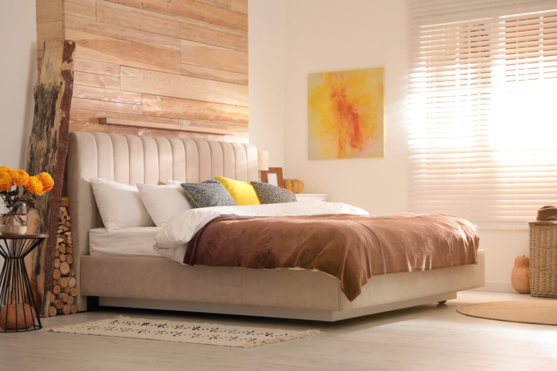 Intérieur de chambre confortable inspiré des couleurs d'automne Oreillers marron et orange sur lit blanc