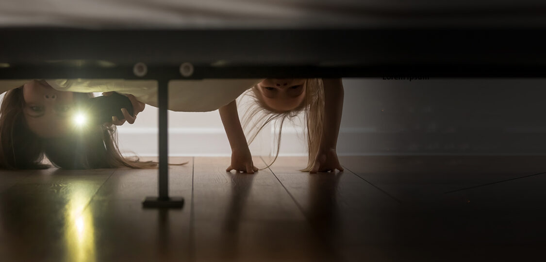 Enfant regardant sous le lit
