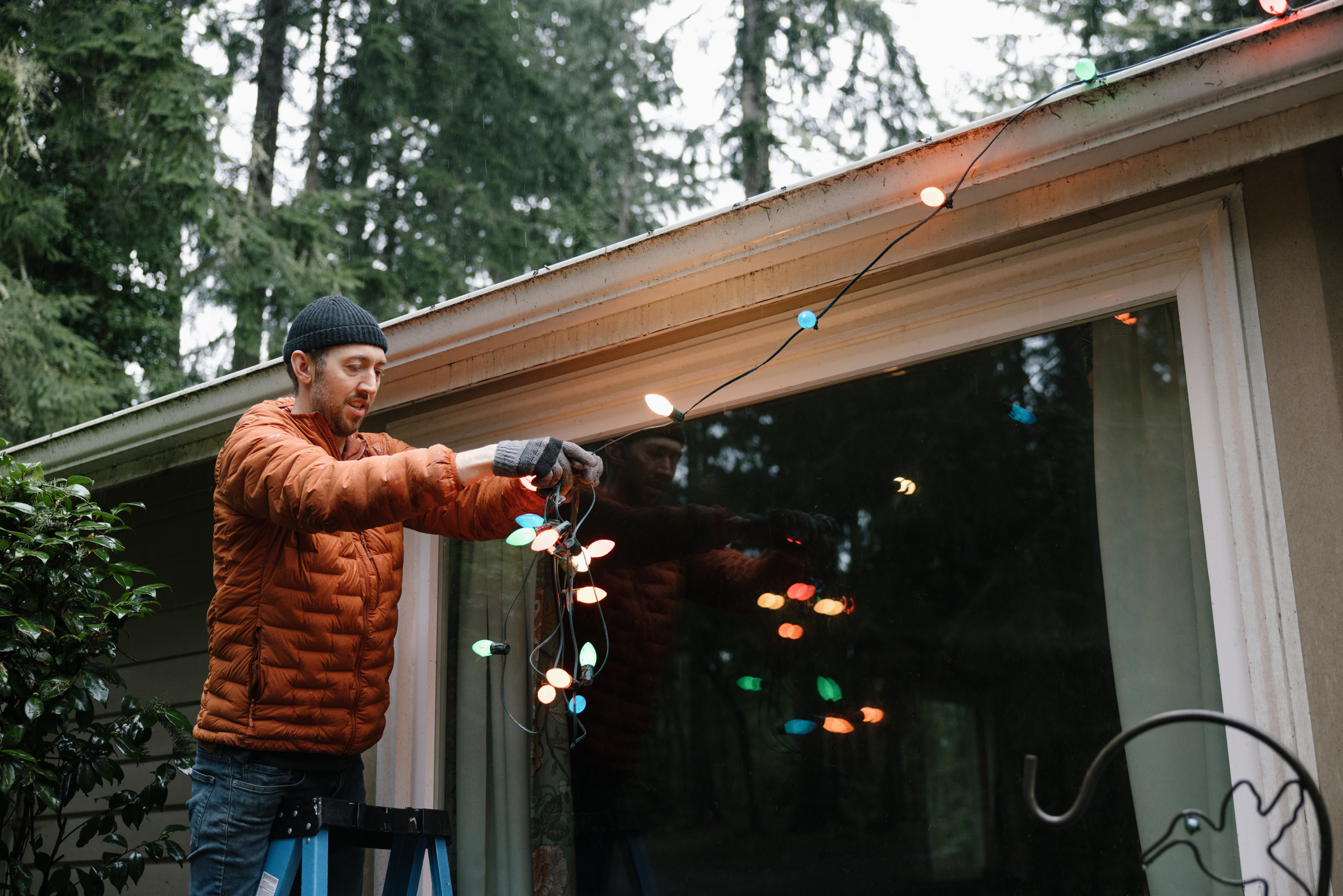 Safety Tips For Hanging Holiday Lights Around The Home GOOD HANDS Blog   GettyImages 1454901221 1 