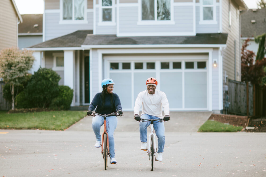 Couple à vélo autour du quartier de banlieue